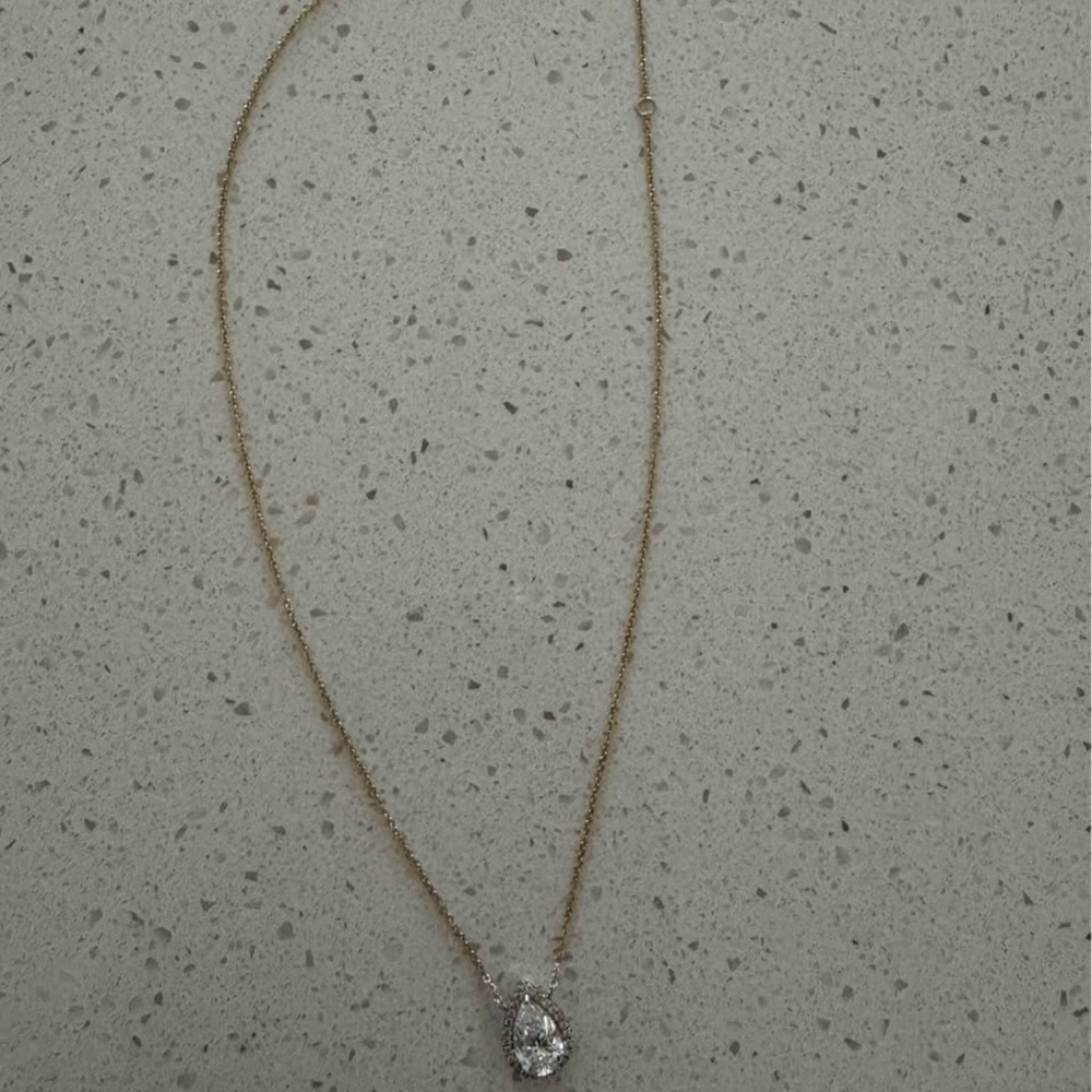 Elegant Gold Necklace with Teardrop Pendant